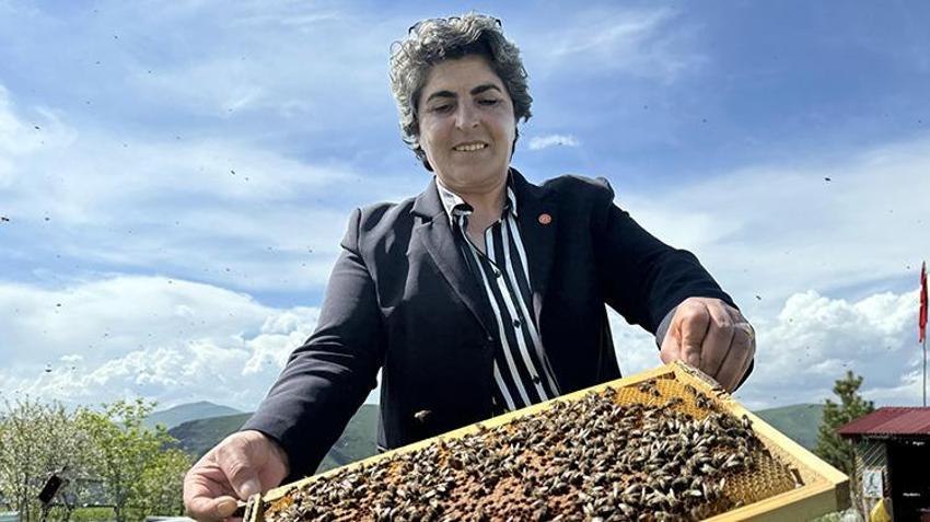 Ardahanlı muhtarın yaptığını kimse yapamadı! Köyün yönetimi de üretimi de onun elinde