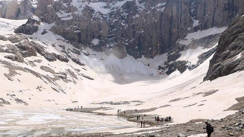 PKK silah bıraktı, Cilo-Sat Dağları'ndaki 20 bin yıllık buzullar ziyaretçi akınına uğradı!