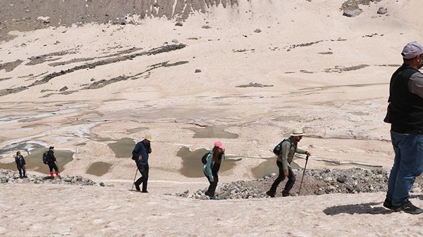 PKK silah bıraktı, Cilo-Sat Dağları'ndaki 20 bin yıllık buzullar ziyaretçi akınına uğradı!
