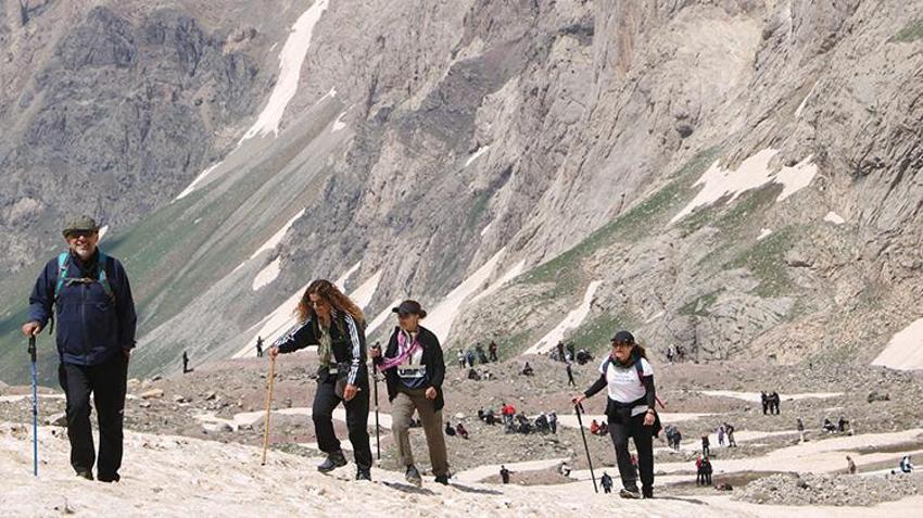 PKK silah bıraktı, Cilo-Sat Dağları'ndaki 20 bin yıllık buzullar ziyaretçi akınına uğradı!