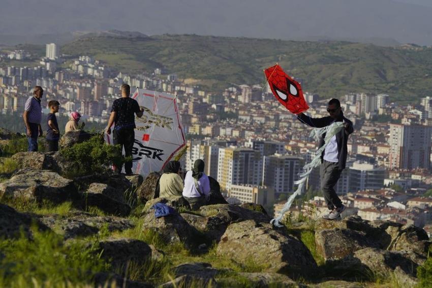 Kahveci Dağı'nda uçurtma şenliği: Nevşehirliler akın etti!