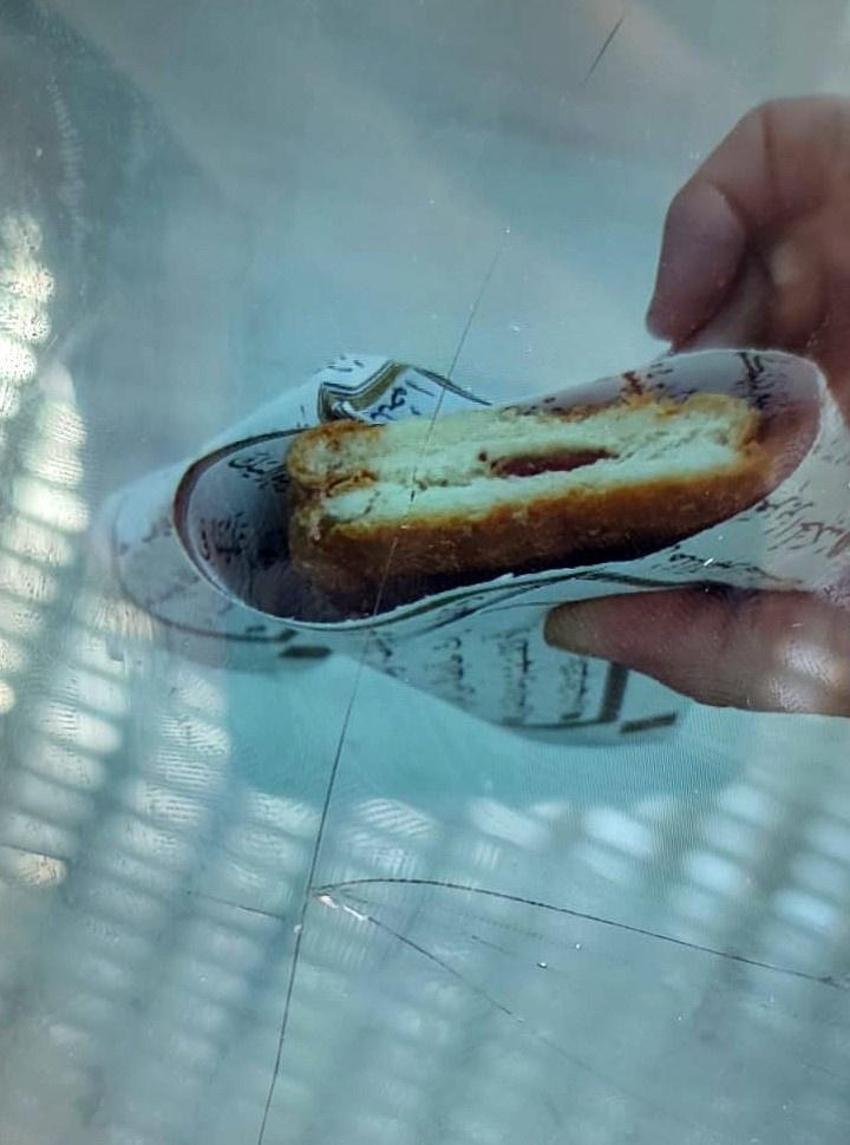 Tost ekmeğini Kuran-ı Kerim sayfalarına sardı! Gaziantep'te skandal olay!