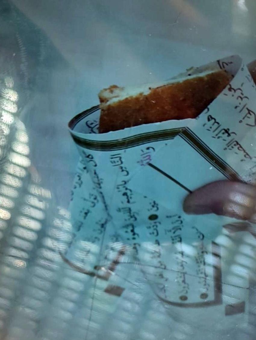 Tost ekmeğini Kuran-ı Kerim sayfalarına sardı! Gaziantep'te skandal olay!