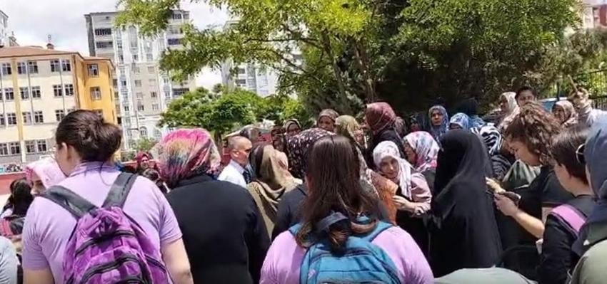 Tost ekmeğini Kuran-ı Kerim sayfalarına sardı! Gaziantep'te skandal olay!