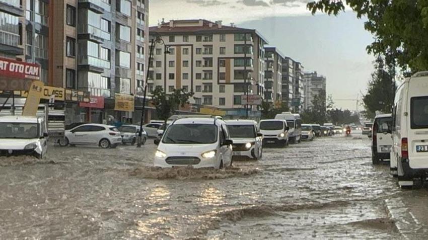 Dolu hayatı felç etti şehir beyaza büründü! Meteoroloji gök gürültülü sağanak yağışlara karşı uyardı