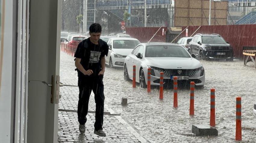 Dolu hayatı felç etti şehir beyaza büründü! Meteoroloji gök gürültülü sağanak yağışlara karşı uyardı