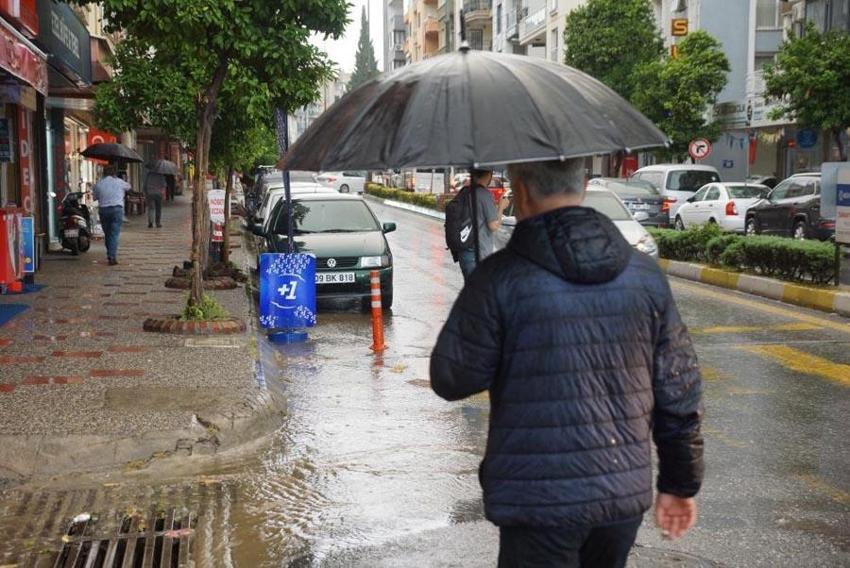 Dolu hayatı felç etti şehir beyaza büründü! Meteoroloji gök gürültülü sağanak yağışlara karşı uyardı