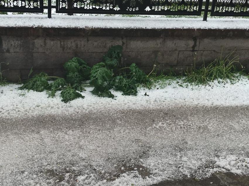 Dolu hayatı felç etti şehir beyaza büründü! Meteoroloji gök gürültülü sağanak yağışlara karşı uyardı