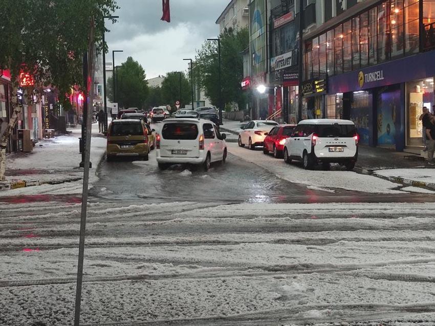 Dolu hayatı felç etti şehir beyaza büründü! Meteoroloji gök gürültülü sağanak yağışlara karşı uyardı