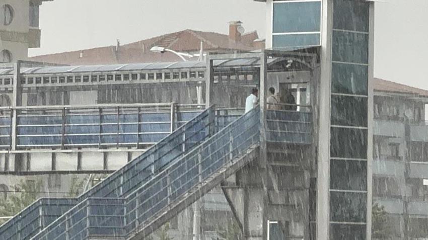 Dolu hayatı felç etti şehir beyaza büründü! Meteoroloji gök gürültülü sağanak yağışlara karşı uyardı