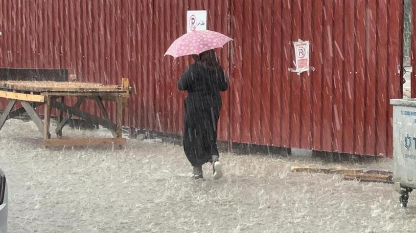 Dolu hayatı felç etti şehir beyaza büründü! Meteoroloji gök gürültülü sağanak yağışlara karşı uyardı
