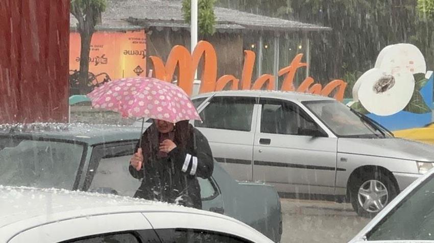 Dolu hayatı felç etti şehir beyaza büründü! Meteoroloji gök gürültülü sağanak yağışlara karşı uyardı
