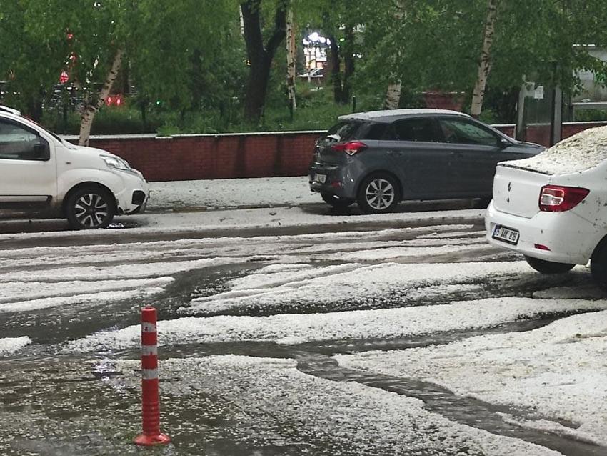 Dolu hayatı felç etti şehir beyaza büründü! Meteoroloji gök gürültülü sağanak yağışlara karşı uyardı