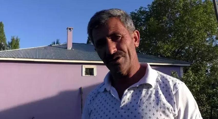 İneğin tüyünü koparıp yuva yaptılar! Cüce kargalar evin bacasını böyle işgal etti