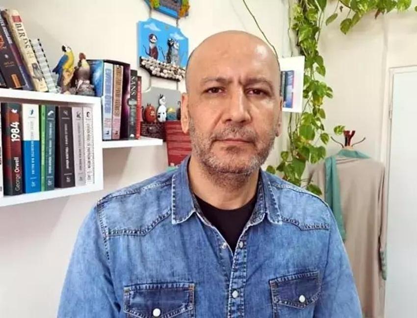 İneğin tüyünü koparıp yuva yaptılar! Cüce kargalar evin bacasını böyle işgal etti