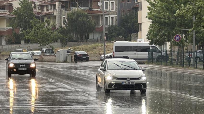 Gök gürültülü sağanak yağış uyarısı Meteoroloji ve Valilik'ten geldi: Bu illerde yaşayanlar dikkatli olsun