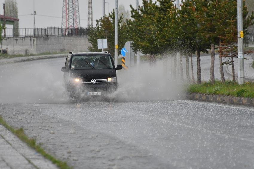 Gök gürültülü sağanak yağış uyarısı Meteoroloji ve Valilik'ten geldi: Bu illerde yaşayanlar dikkatli olsun