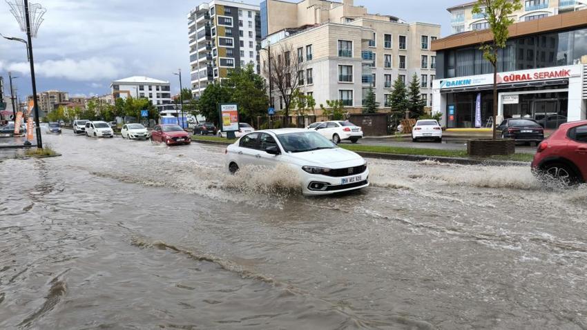 Tüm Türkiye sele teslim: Sağanak yağış hayatı felç etti, cadde ve sokaklar göle döndü! Meteoroloji'den hafta sonuna kuvvetli yağış uyarısı