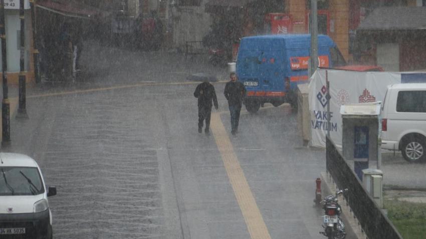 Tüm Türkiye sele teslim: Sağanak yağış hayatı felç etti, cadde ve sokaklar göle döndü! Meteoroloji'den hafta sonuna kuvvetli yağış uyarısı