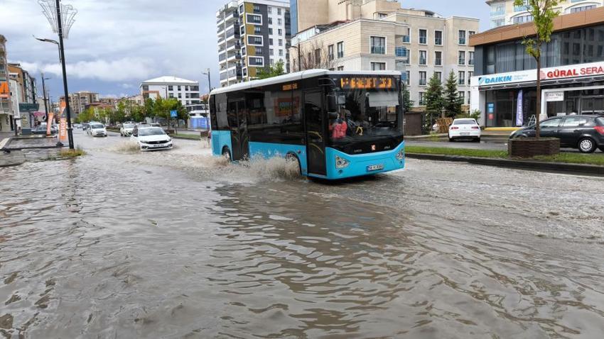 Tüm Türkiye sele teslim: Sağanak yağış hayatı felç etti, cadde ve sokaklar göle döndü! Meteoroloji'den hafta sonuna kuvvetli yağış uyarısı