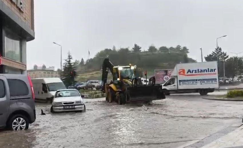 Tüm Türkiye sele teslim: Sağanak yağış hayatı felç etti, cadde ve sokaklar göle döndü! Meteoroloji'den hafta sonuna kuvvetli yağış uyarısı