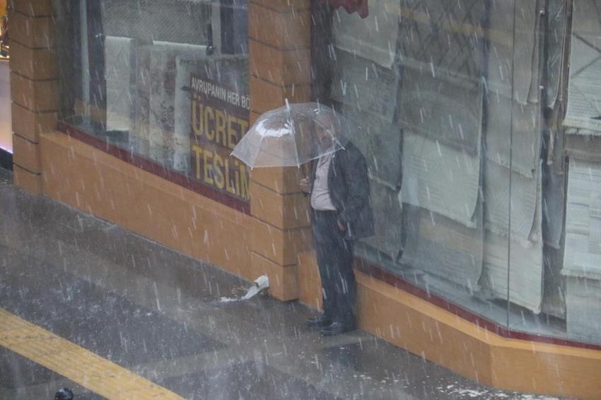 Tüm Türkiye sele teslim: Sağanak yağış hayatı felç etti, cadde ve sokaklar göle döndü! Meteoroloji'den hafta sonuna kuvvetli yağış uyarısı