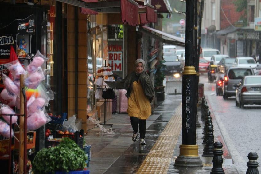 Tüm Türkiye sele teslim: Sağanak yağış hayatı felç etti, cadde ve sokaklar göle döndü! Meteoroloji'den hafta sonuna kuvvetli yağış uyarısı