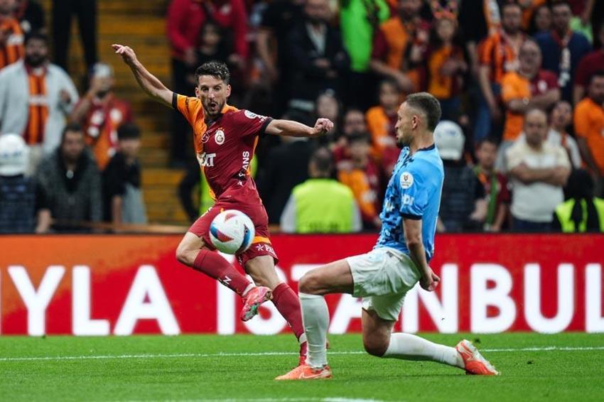 Galatasaray - Başakşehir maçında 2 gol 1 penaltı vardı!