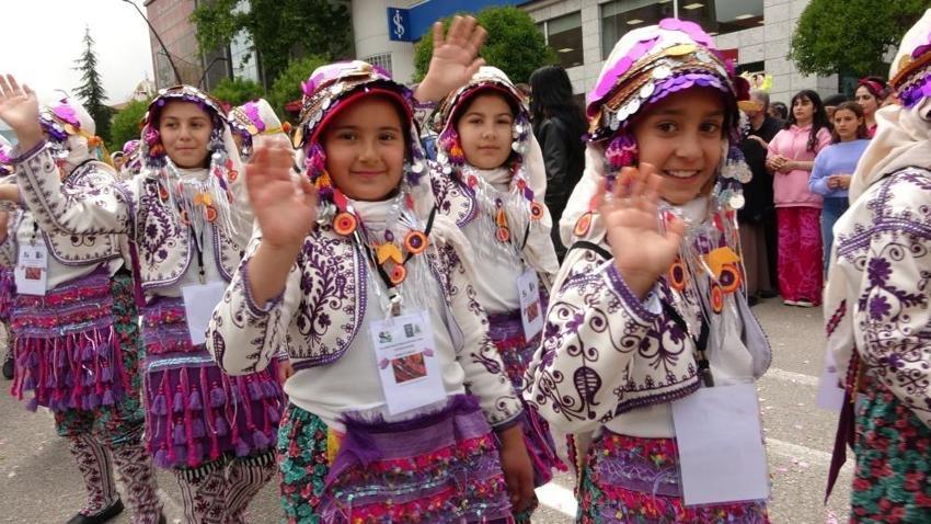 Festival başladı her yer gül suyu koktu! Isparta'da görsel şölen