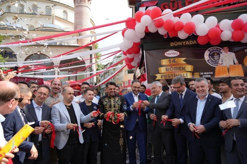 Günlerce aç kalıp en uzun böreği yiyebilmek için yarıştılar!