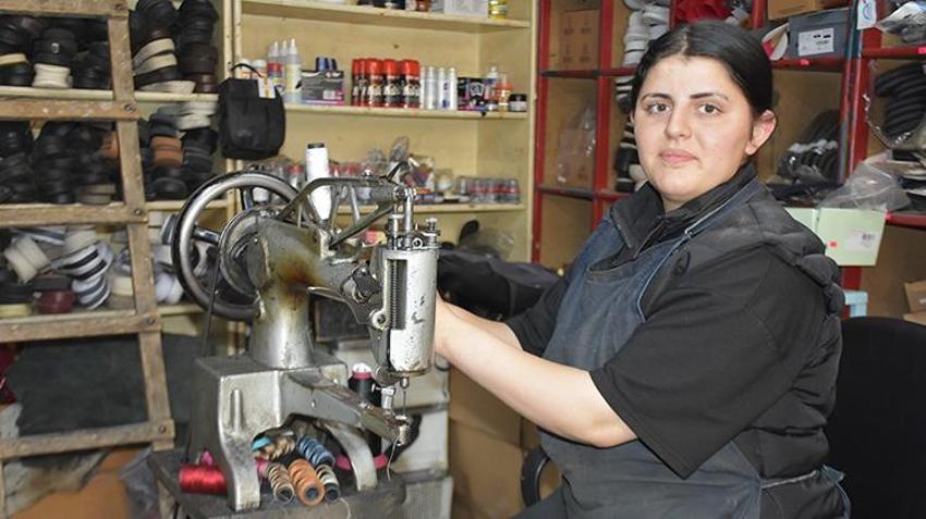 Unutulmaya yüz tutmuş mesleğe umut oldu: Ayakkabı tamirciliğinde tek kadın çırağı Esra ustalara taş çıkarıyor