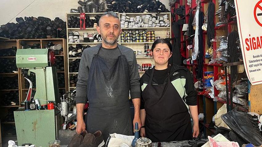 Unutulmaya yüz tutmuş mesleğe umut oldu: Ayakkabı tamirciliğinde tek kadın çırağı Esra ustalara taş çıkarıyor