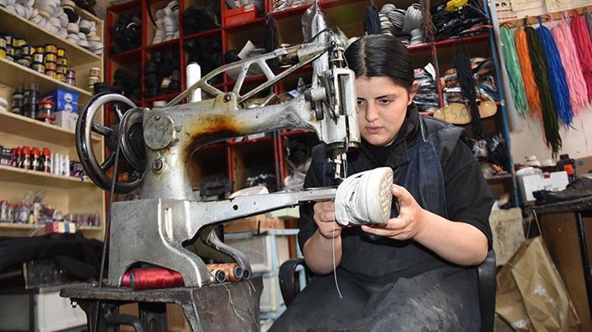 Unutulmaya yüz tutmuş mesleğe umut oldu: Ayakkabı tamirciliğinde tek kadın çırağı Esra ustalara taş çıkarıyor