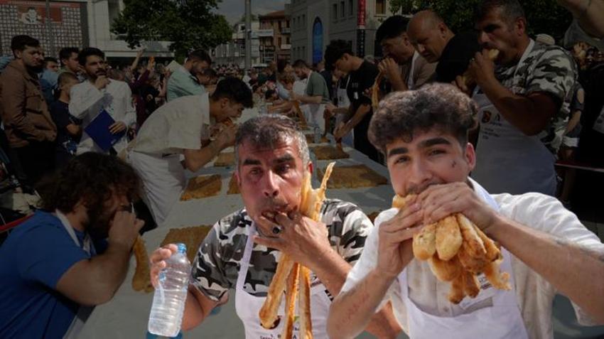 Bursa'da 11 metre börek yedi, 10 gram altının sahibi oldu! Günlerce tek lokma yemedi