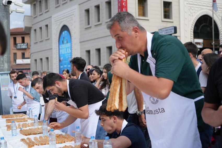 Bursa'da 11 metre börek yedi, 10 gram altının sahibi oldu! Günlerce tek lokma yemedi