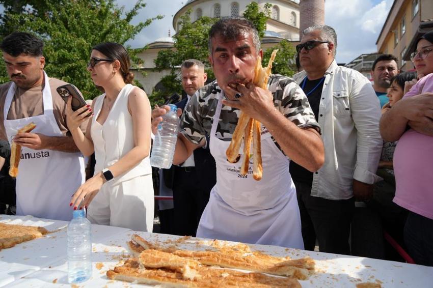 Bursa'da 11 metre börek yedi, 10 gram altının sahibi oldu! Günlerce tek lokma yemedi