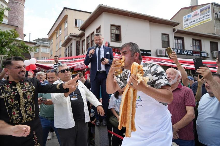 Bursa'da 11 metre börek yedi, 10 gram altının sahibi oldu! Günlerce tek lokma yemedi