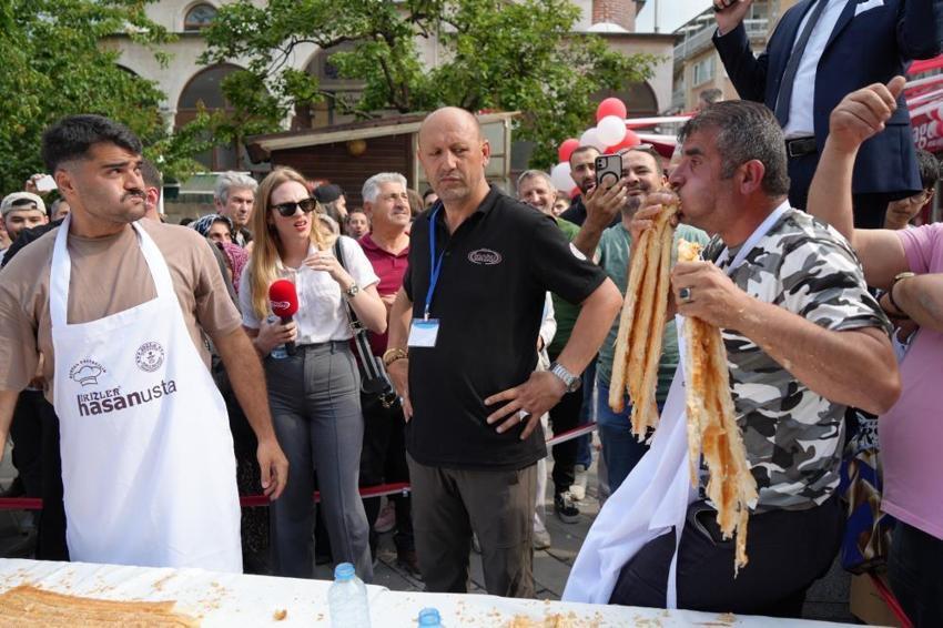 Bursa'da 11 metre börek yedi, 10 gram altının sahibi oldu! Günlerce tek lokma yemedi