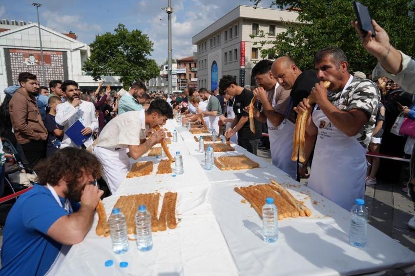 Bursa'da 11 metre börek yedi, 10 gram altının sahibi oldu! Günlerce tek lokma yemedi
