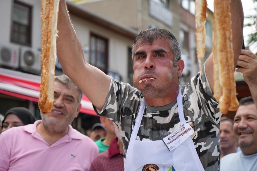 Bursa'da 11 metre börek yedi, 10 gram altının sahibi oldu! Günlerce tek lokma yemedi