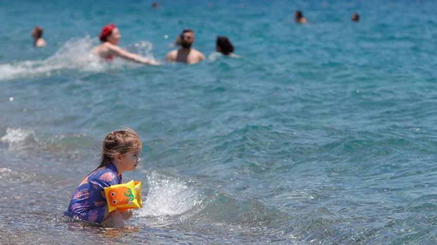 Güneşi gören Antalyalılar Konyaaltı Sahili'ni doldurdu