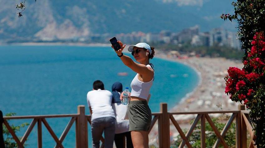 Güneşi gören Antalyalılar Konyaaltı Sahili'ni doldurdu