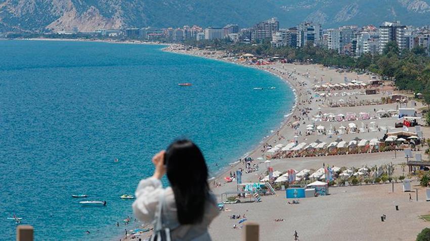 Güneşi gören Antalyalılar Konyaaltı Sahili'ni doldurdu