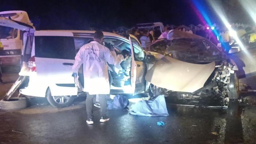 Gaziantep'te korkunç kaza: iki araç kafa kafaya çarpıştı: 5 ölü, 2 yaralı