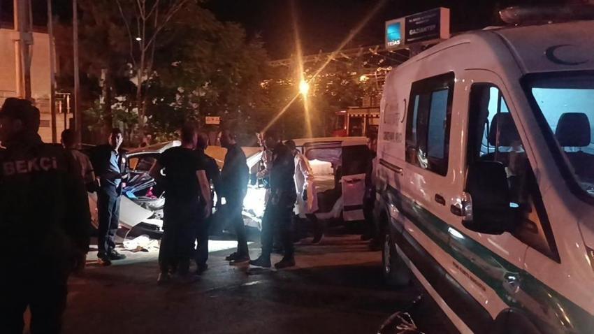 Gaziantep'te korkunç kaza: iki araç kafa kafaya çarpıştı: 5 ölü, 2 yaralı