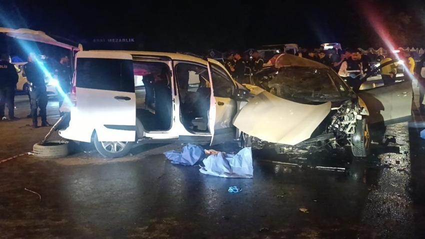 Gaziantep'te korkunç kaza: iki araç kafa kafaya çarpıştı: 5 ölü, 2 yaralı