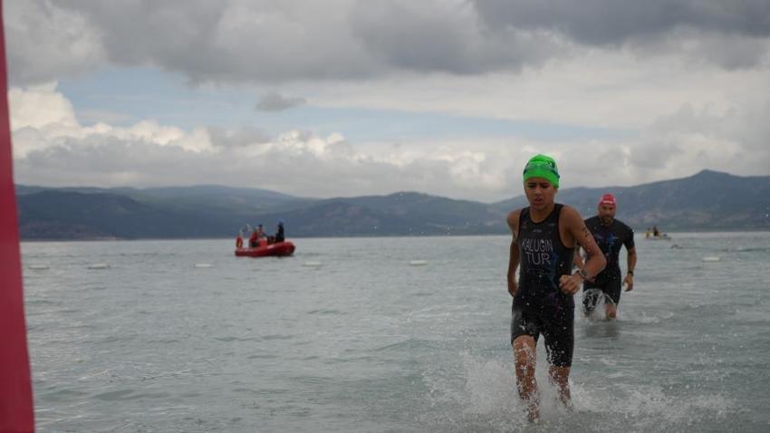 Salda Gölü'nde sporla doğa el ele: Mücadeleler nefes kesti
