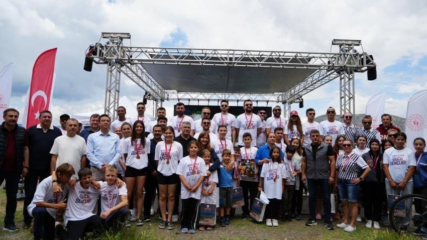 Salda Gölü'nde sporla doğa el ele: Mücadeleler nefes kesti
