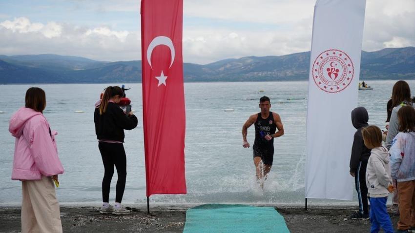 Salda Gölü'nde sporla doğa el ele: Mücadeleler nefes kesti

