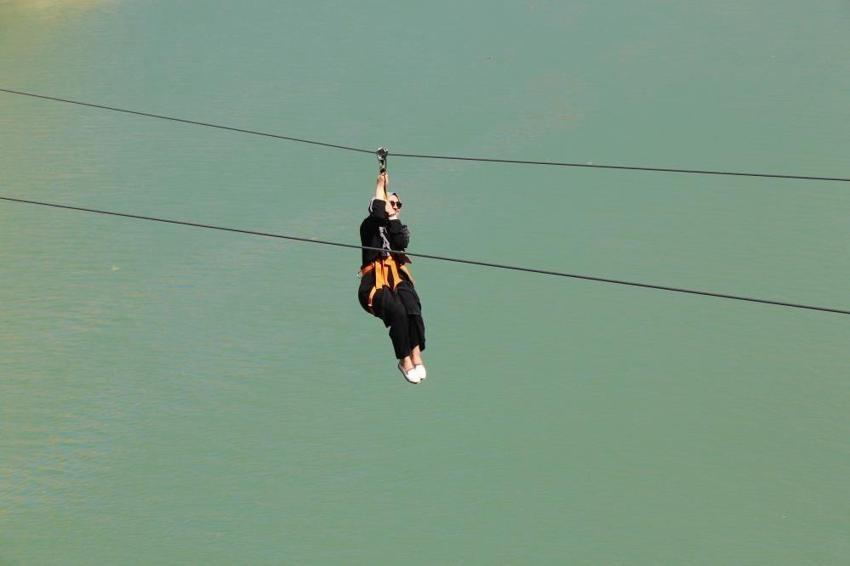 Karanlık Kanyon'da yapılan zipline ve tekne turu turistlerin vazgeçilmezi